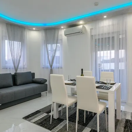 White Pool Apartmens 3*
