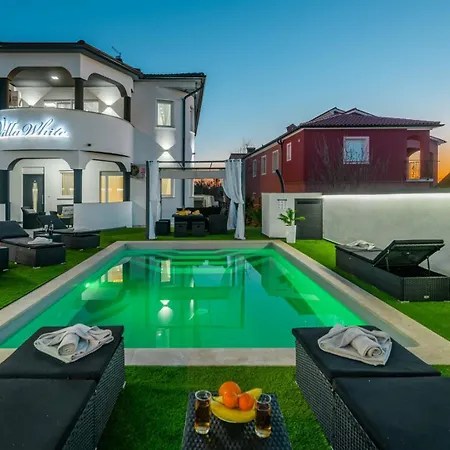 White Pool Apartmens 풀라