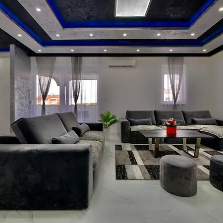 White Pool Apartmens 풀라