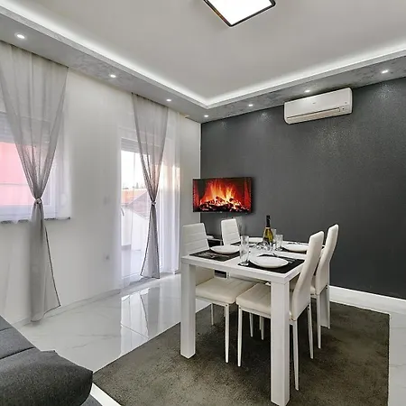 게스트하우스 White Pool Apartmens 풀라