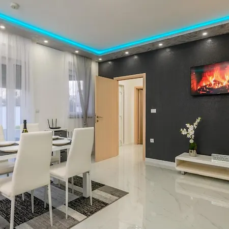 White Pool Apartmens 풀라