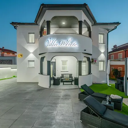 White Pool Apartmens 풀라