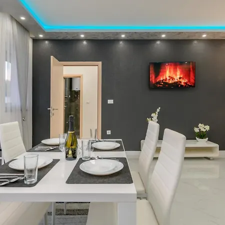 White Pool Apartmens 게스트하우스 3*