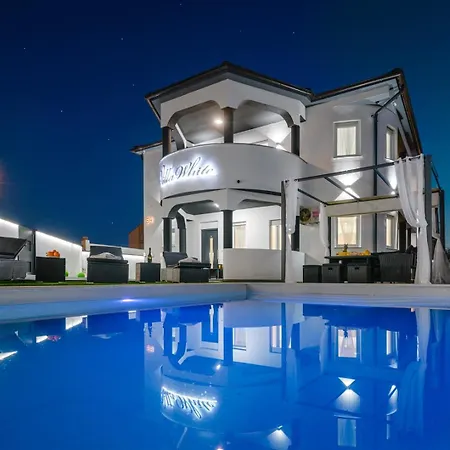 게스트하우스 White Pool Apartmens 풀라