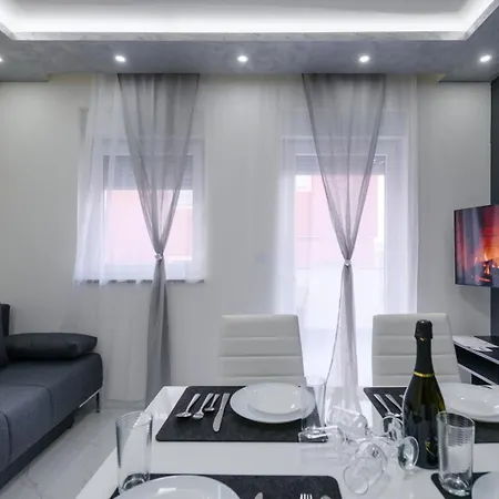 White Pool Apartmens 3* 풀라