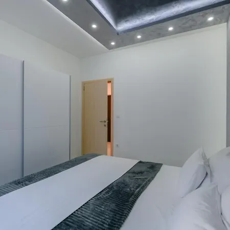 White Pool Apartmens 풀라