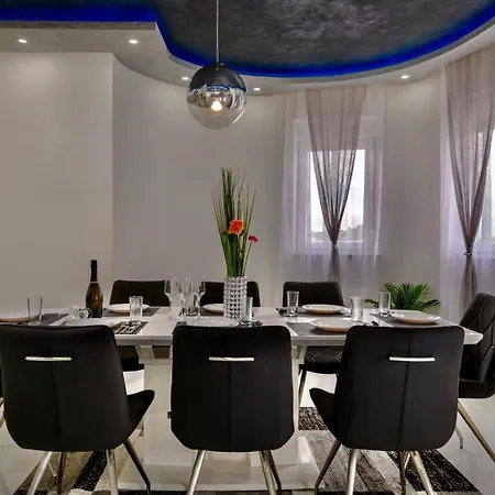 White Pool Apartmens 게스트하우스 3*
