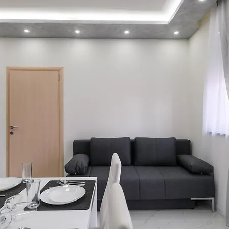 White Pool Apartmens 게스트하우스 풀라
