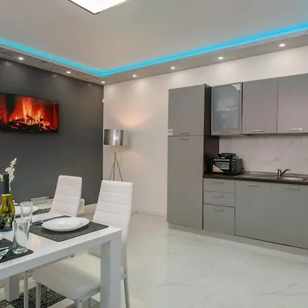 White Pool Apartmens 게스트하우스 풀라