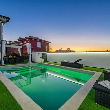 게스트하우스 White Pool Apartmens