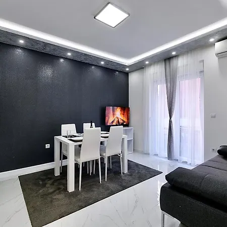 White Pool Apartmens 3* 풀라