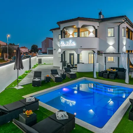 White Pool Apartmens 풀라