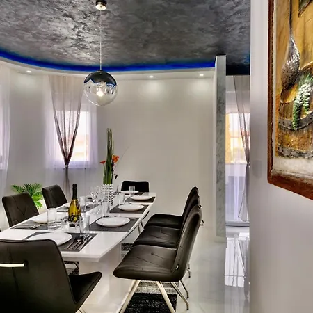 White Pool Apartmens 풀라