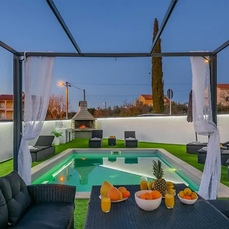 White Pool Apartmens 3* 풀라