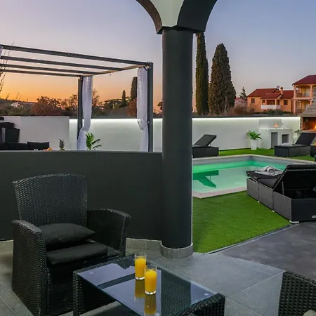 White Pool Apartmens 풀라