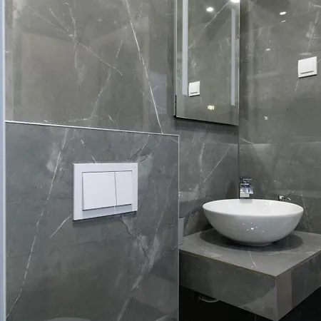 White Pool Apartmens 풀라