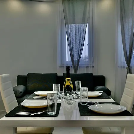 White Pool Apartmens 풀라