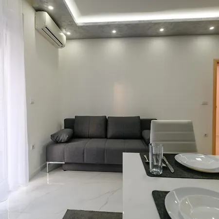 White Pool Apartmens 게스트하우스 풀라
