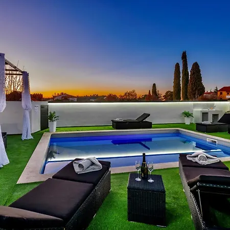 White Pool Apartmens 3* 풀라