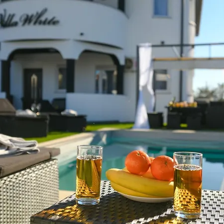 게스트하우스 White Pool Apartmens