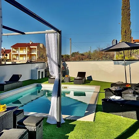 White Pool Apartmens 3*
