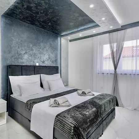 White Pool Apartmens 3* 풀라